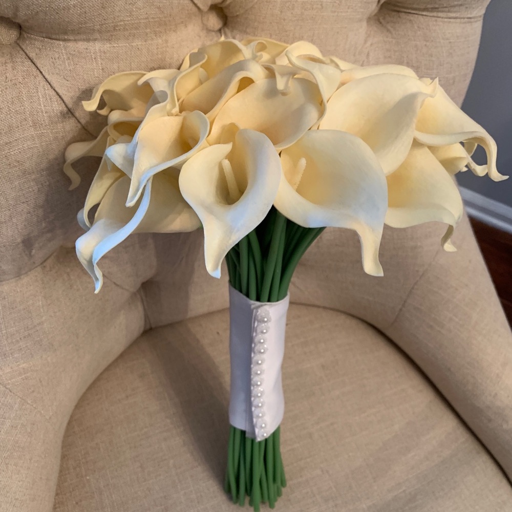 Bridal bouquet 💐 with pearl and satin wrap